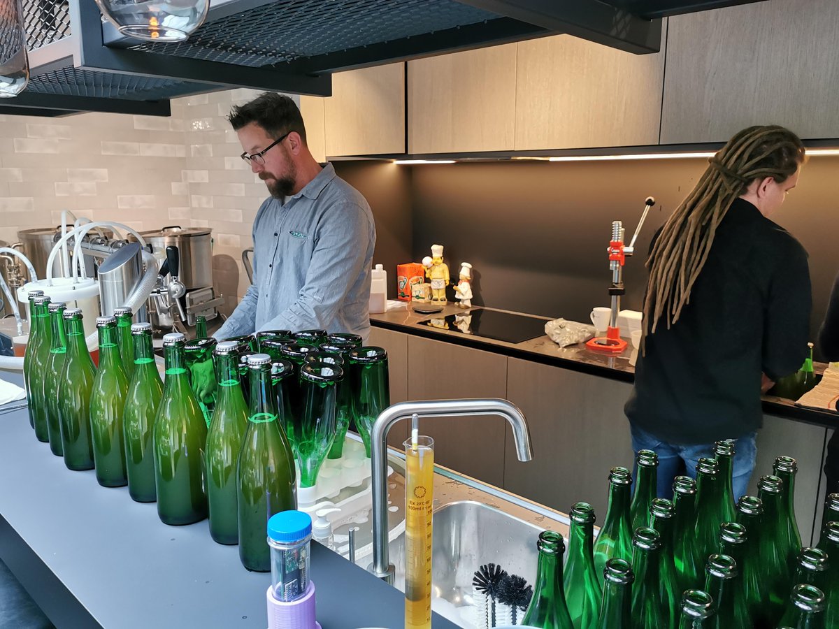 rvdkimmenade's tweet photo. Ons nieuwe bier aan het bottelen @SynTouch ! Wat hebben we toch een mooi IT bedrijf ! ;-)
#IT #integratie #data #datamanagement #itservices #syntouch #bier #workhardplayhard https://t.co/AiCZxV9WFW