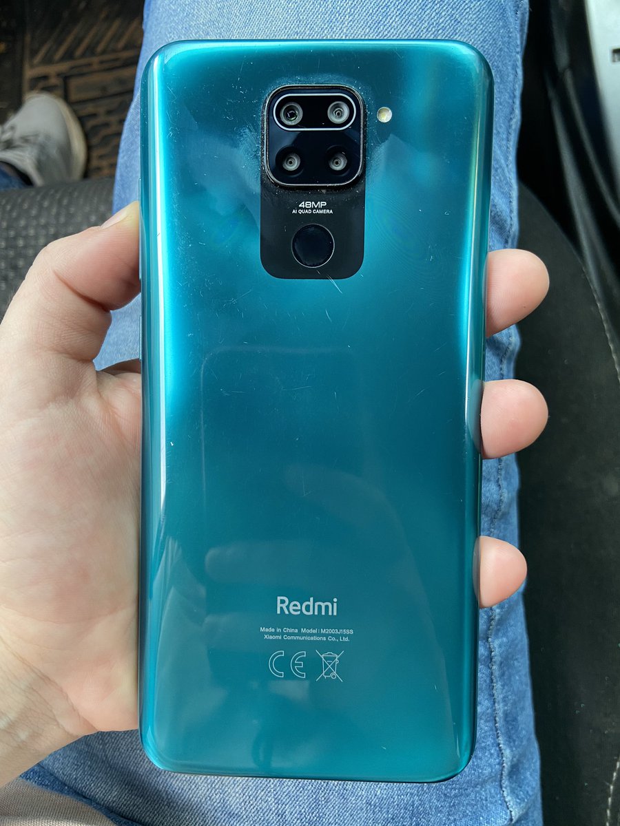 Buenas! Apelo a la solidaridad del Tw para llegar con el/la dueño/a de este cel. 
Ayer dejaron en mi vehículo después de hacer Uber/bolt de noche. Llame a mis últimos pasajeros y no es de ellos. El celular está apagado y no tengo el cargador de este cel. 🙏🏼 RT Porfi