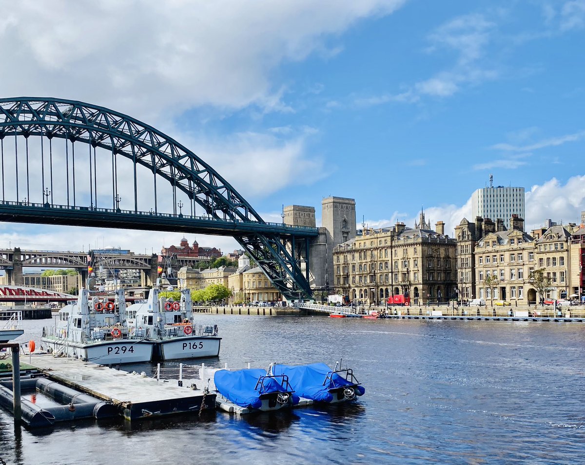 HMSCalliope's tweet photo. A nice Friday view of our full pontoon with 2️⃣ #P2000s and 2️⃣ @RNReserve #RHIBs
#SailorFirst #BestBerthInTheRN @CdrJamieWells https://t.co/a9g9P3tZzy