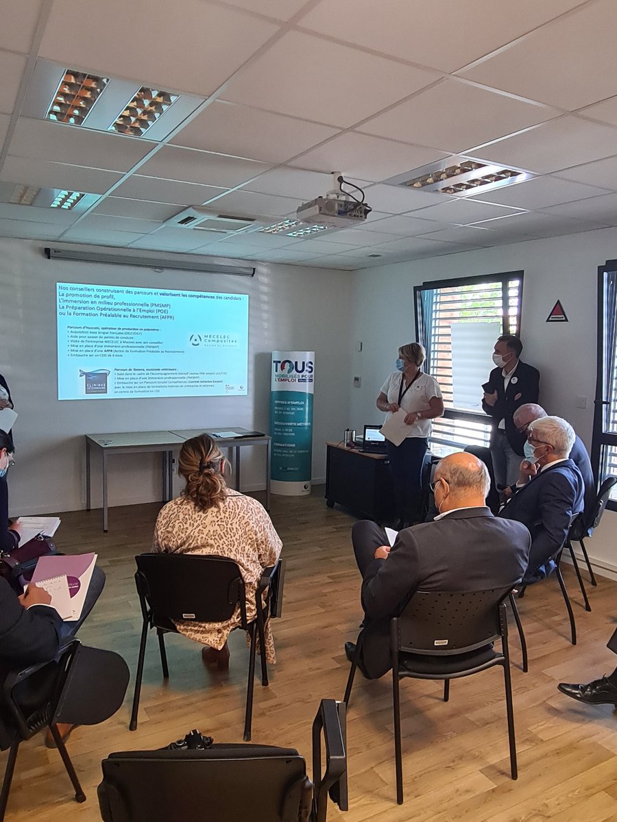 wilfried_faure's tweet photo. Visite cette après-midi de M. Le #Prefet07 au PE de Tournon. Nos conseillers profitent de cette opportunité pour lui présenter l'offre de service PE dédiée aux entreprises. C'est aussi une mise en évidence de notre mobilisation et de nos résultats, face aux tensions du marché. https://t.co/G8FWAejMDx