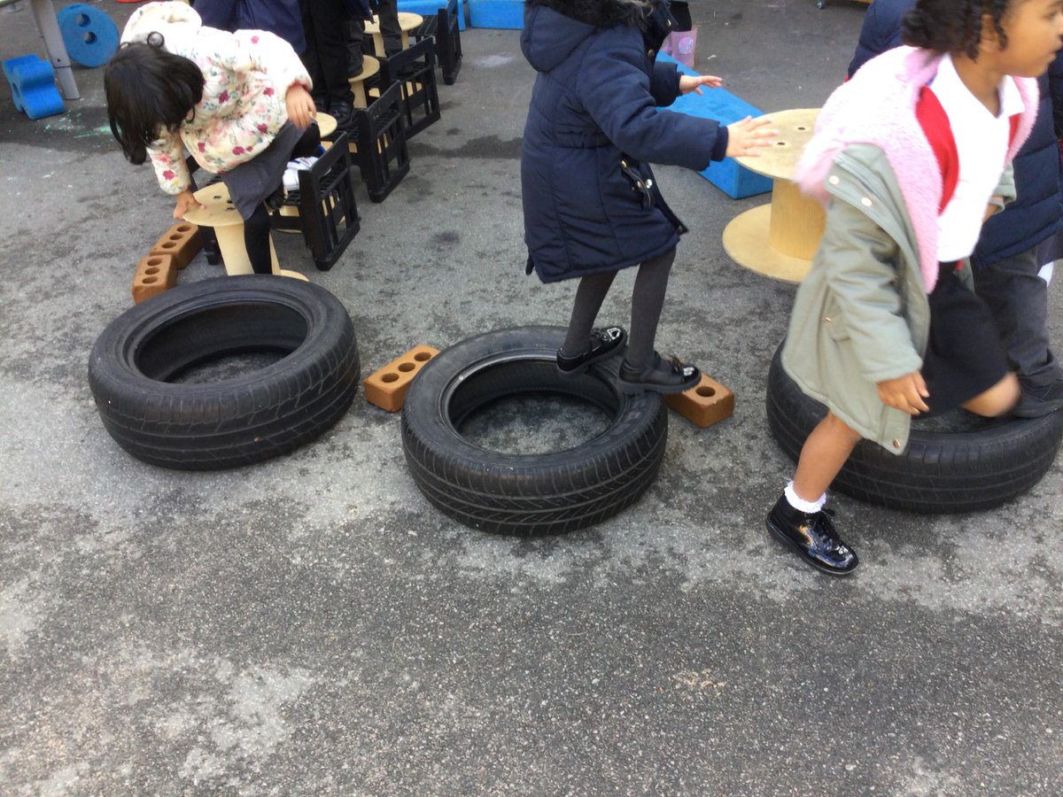 shakespeareLS9's tweet image. We are PATTERN CRAZY in Reception this week! We have really caught the pattern bug and have been creating and recreating them everywhere! Outside, inside and creating patterns whilst wearing patterned hats! @WhiteRoseMaths #EYFSreforms #layeringlearning