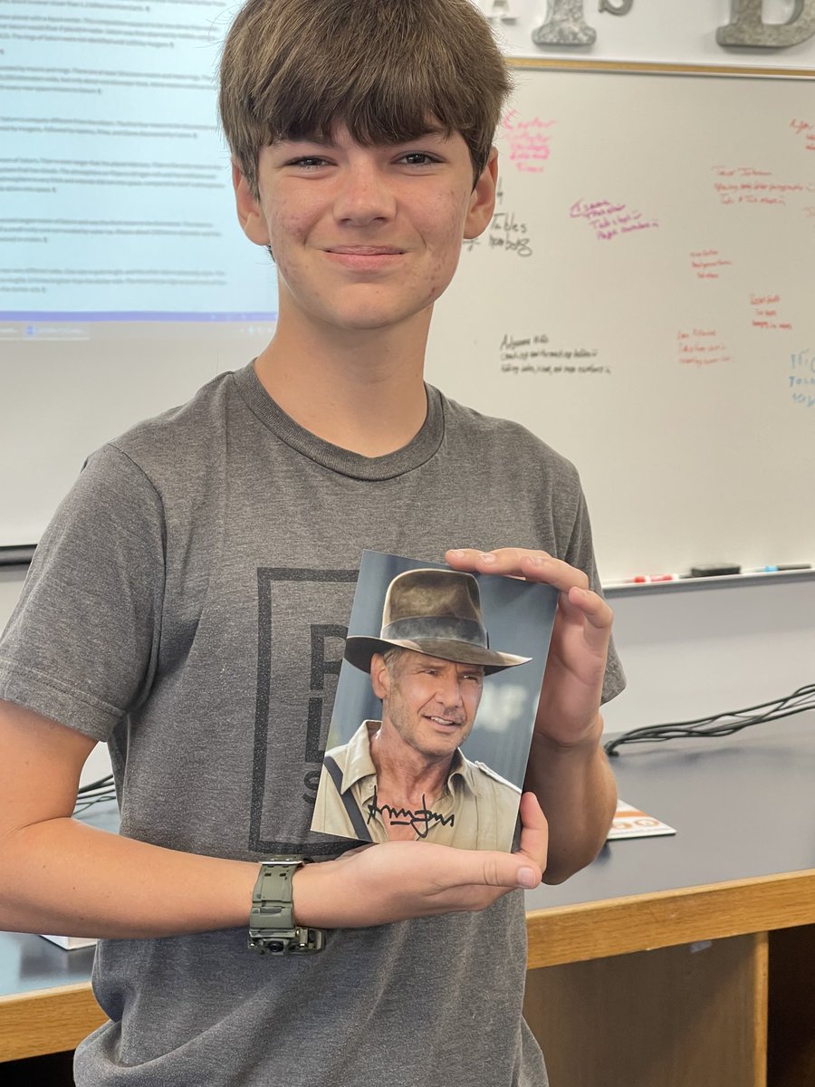 Congrats to our student receiving the first response from a celebrity in computer applications class! ⁦<a href="/ClearwaterCHS/">Clearwater High School</a>⁩