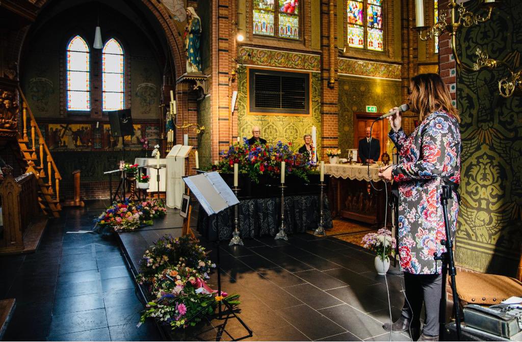 Hannelore_zingt's tweet photo. 23 september een bijzondere uitvaart van een bijzondere vrouw op een bijzonder mooie plek aan de dijk van de Waal in een bijzonder mooie kerk en met een helaas iets minder bijzondere afsluiting van de dag... 😅

#zingen #zangeres #afscheid #uitvaart #kerk #Weurt #Nijmegen #Waal https://t.co/oFGynVKY0x