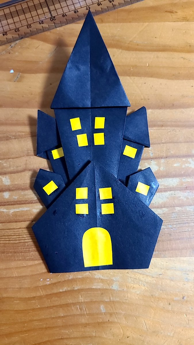 ゆずいよ على تويتر ハロウィンリースのパーツ作り 折り紙 ハロウィン お城 リース 工作