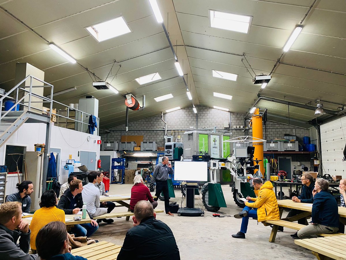 Landeweert's tweet photo. The future explained: Digital twin of tomato plants @WUR @NPEC_nl @OnePlanet_RC #stakeholders #sensors #data #agtech https://t.co/dsUcziSElG