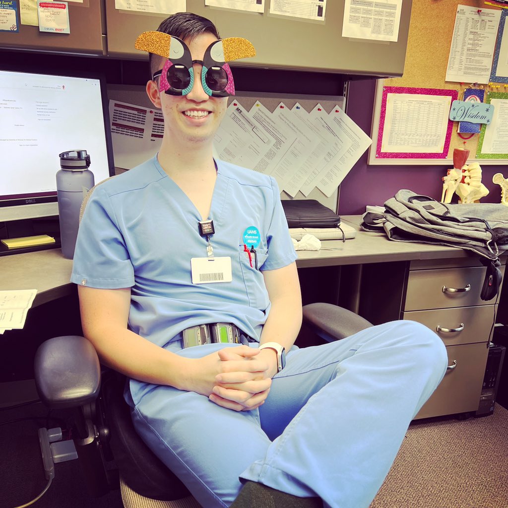 🦩New rotation, who dis?🌴
We’d say Dr. Pham is adjusting nicely to his first day on Consults 🌺
#welcometoparadise #uamspmr #residentlife #pmrresident #physiatry #physiatristintraining #physicalmedicineandrehabilitation