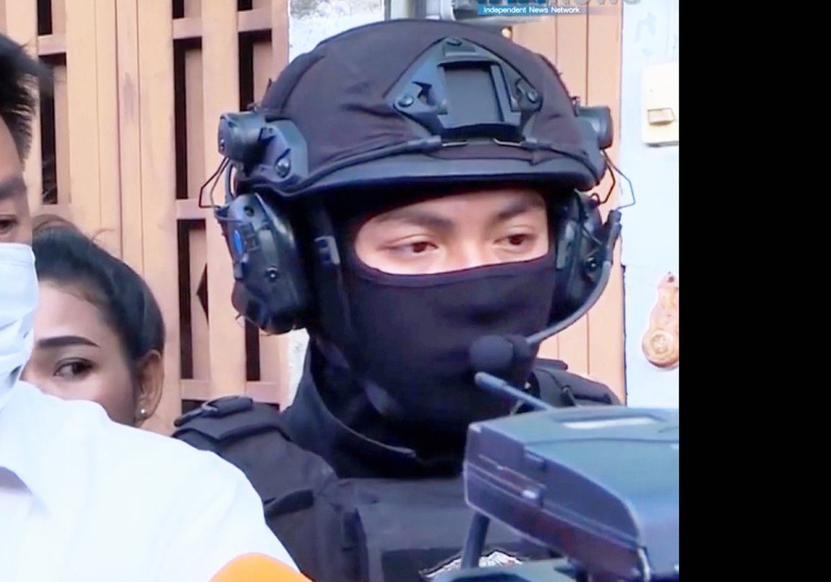 Max05513's tweet photo. อีก1ความดีตำรวจไทยมีไว้ให้ ปชช.ระบายอารมณ์ ข่าว Commandoจับยาฯมีไมค์จ่อให้พูดผ่านไอ้โม่งบังปากลำบากๆ 1ตัว เห็นแต่ตายังลุ้นได้เลยว่าเปิดหน้ามาหล่อแหง๋ ยิ่งตอนซูมมุมข้าง เห็นเนื้อผ้าปิดจมูกปากใกล้ๆเห็นรูปปากน้องตำรวจตอนพูดกะไมค์แล้ว อ่า..#CommandoFaceMask #PoliceMask #BalaclavaMask https://t.co/fNwrmc3wsW