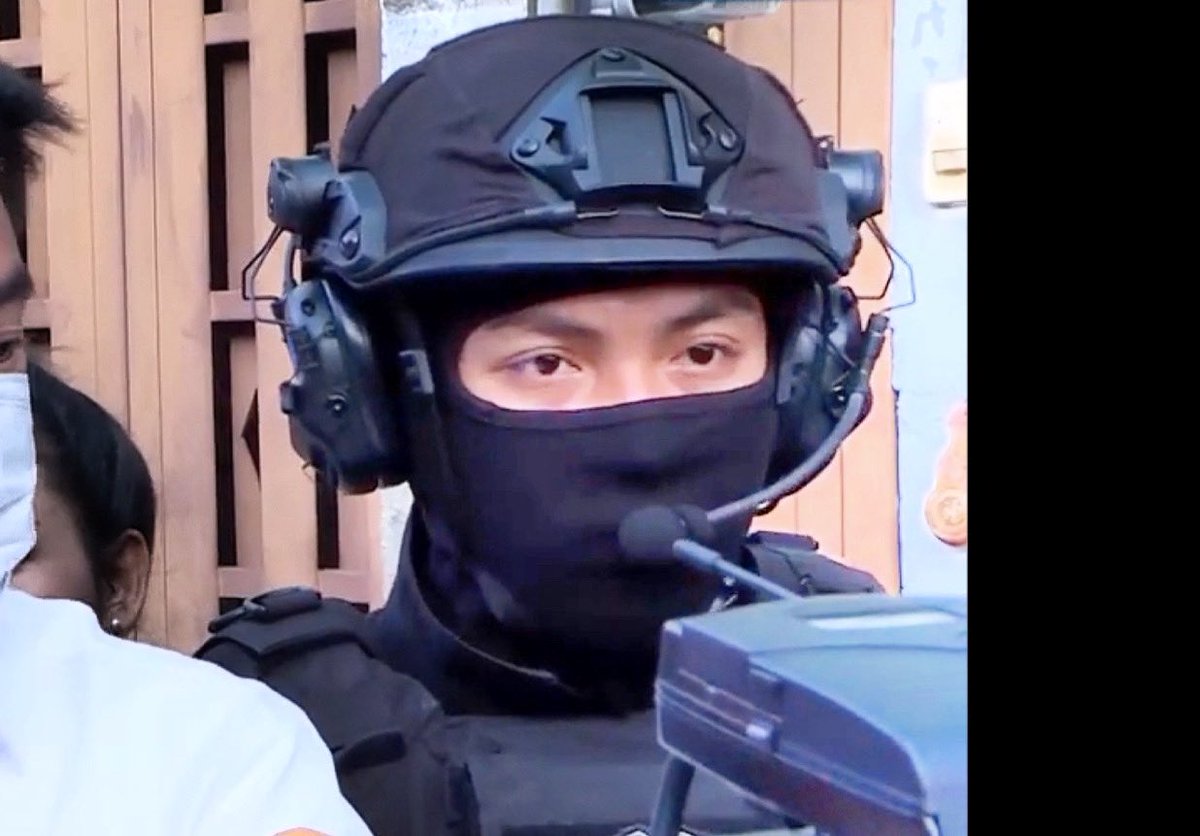 Max05513's tweet photo. อีก1ความดีตำรวจไทยมีไว้ให้ ปชช.ระบายอารมณ์ ข่าว Commandoจับยาฯมีไมค์จ่อให้พูดผ่านไอ้โม่งบังปากลำบากๆ 1ตัว เห็นแต่ตายังลุ้นได้เลยว่าเปิดหน้ามาหล่อแหง๋ ยิ่งตอนซูมมุมข้าง เห็นเนื้อผ้าปิดจมูกปากใกล้ๆเห็นรูปปากน้องตำรวจตอนพูดกะไมค์แล้ว อ่า..#CommandoFaceMask #PoliceMask #BalaclavaMask https://t.co/fNwrmc3wsW
