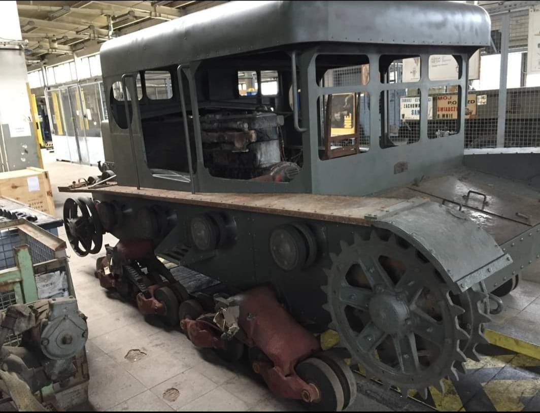 ArkadiuszMolis1's tweet photo. Have a nice afternoon. Polish tracked artillery tractor C7P and evacuation vehicle rebuilt from original parts. It is currently in the warehouse of the Polish Army Museum in Warsaw. #Polishtank #C7P #Tanks #History #WW2 https://t.co/f9bElPv2Vz
