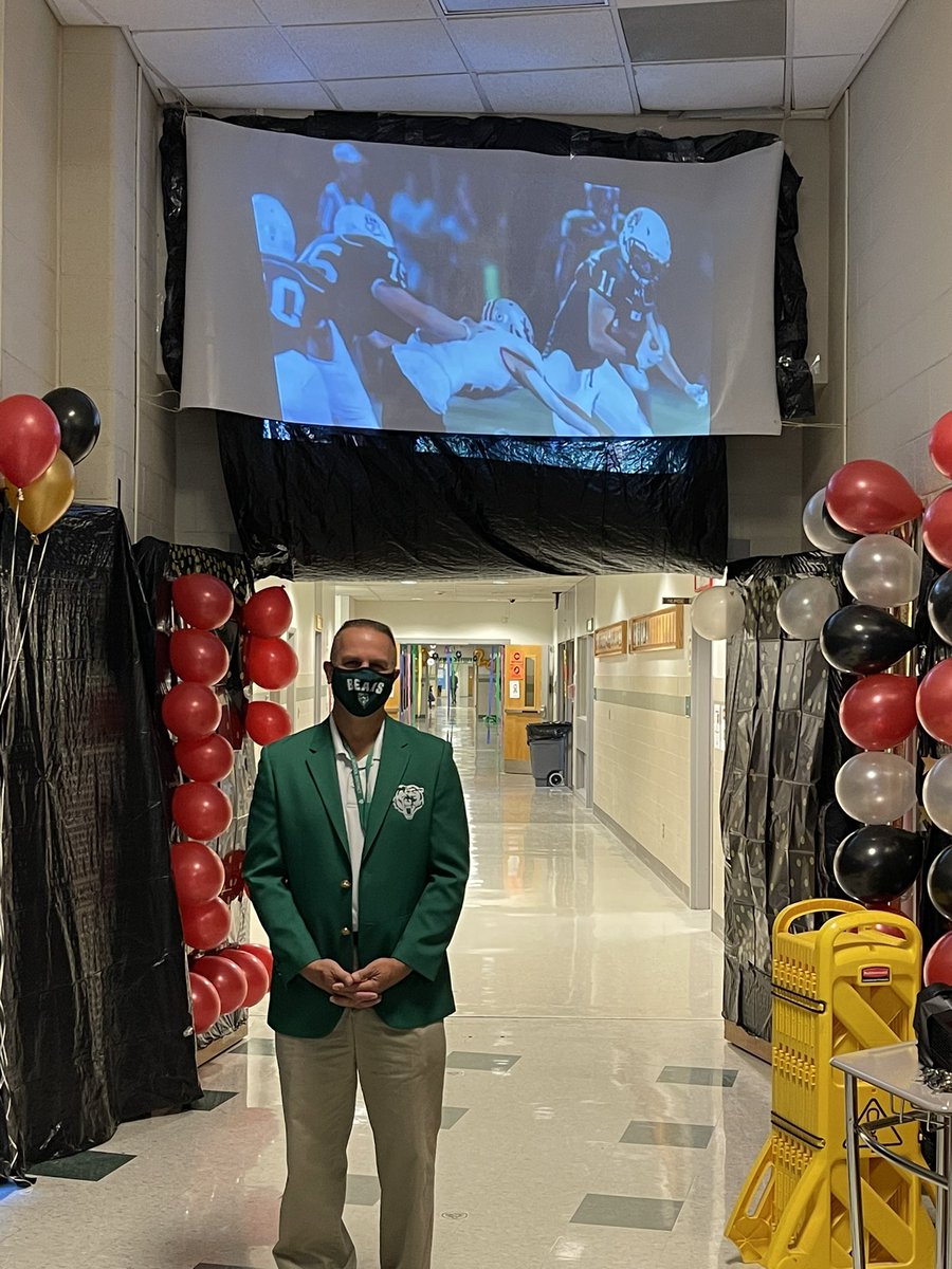 MrRodriguezHHW's tweet photo. Ready for Homecoming!! Boys look great and love the jacket Mr Berardo! https://t.co/NsRrQDAp8S