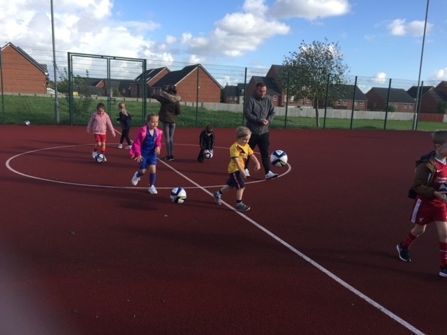 haltonsportsdev's tweet photo. Our little ones are learning so many ball skills on our free program in partnership with @HaltonHousing @HaltonBC @HaltonCCG #frankmylerpavilion #fitness2me #activehalton https://t.co/uJk9O7RLO3