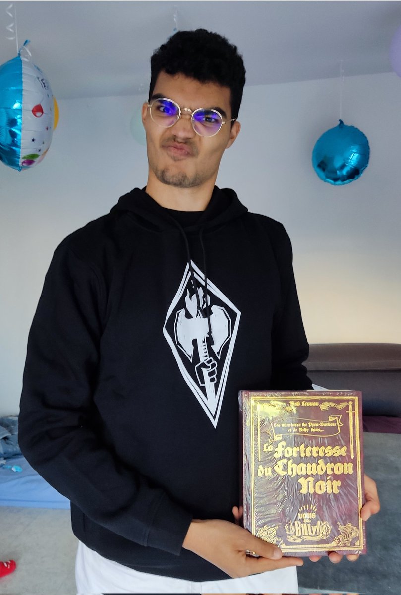 joutenhakujou's tweet photo. BUUUUUULIAAAAA
IL EST LÀ !
Et bien sûr pour un tel chef d'œuvre j'ai forcément pris la version PIMP !
#TeamLegendaire #BobLennon @RoiLennon #ForteresseDuChaudronNoir #FCDN #BILLY
PS : Avec en prime la bouche en arc-en-ciel ratée 🤣😂😭😭😭
PS2 : Le sweat est QUA-LI-TA-TIF https://t.co/hLS62k0p36