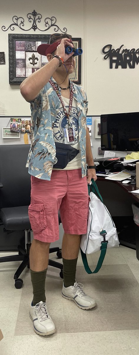 queenlindamood's tweet photo. Mr Andrews is rocking the tacky tourist today! Ready to travel! #LHSspiritdays https://t.co/zcUVJjC7iZ