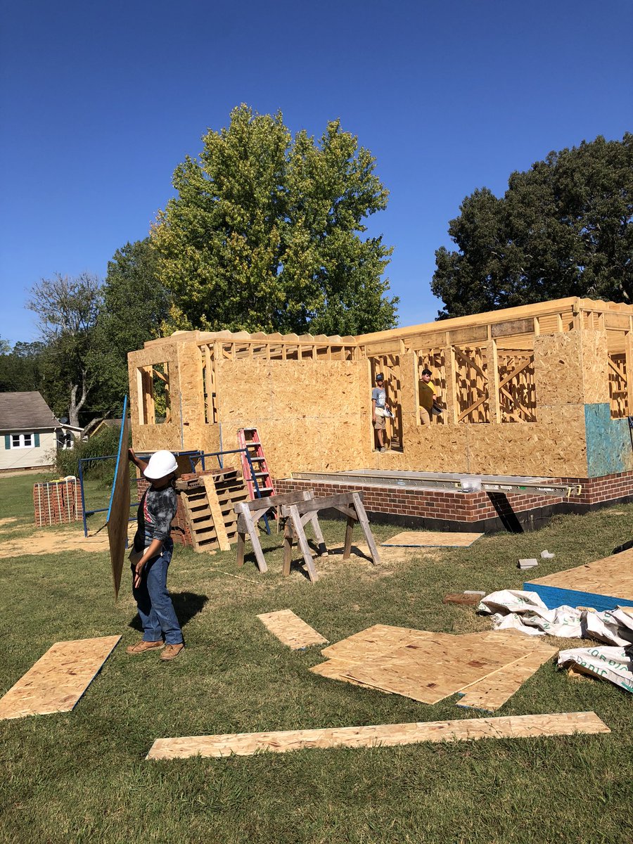 vutnerabIe's tweet photo. The Loretto High School General Building program is progressing nicely on this year’s house project. Mr. Danny Niedergeses and students are constructing an approximate 1800 square foot home for a family in the heart of Loretto. #LCSSDifferenceMakers https://t.co/Utqkqkf1TM