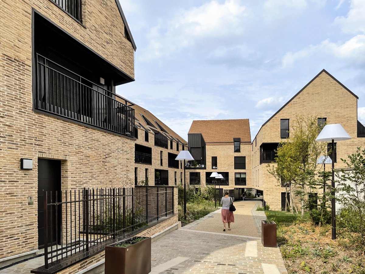 fresharchis's tweet photo. [PROJET]   
Livraison de 60 logements et d’un îlot végétalisé, situé sur une parcelle urbaine marquée par l’histoire. 

Localisation : Versailles (78). 
Surface : 3 700 M2. 
 
Team : Kaufman &amp; Broad, Betom, Landact. 

#coeurd’îlot #project #valueadd #architectures #matériaux https://t.co/0ktVzSbwjQ