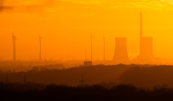 lauranaka's tweet photo. Caro-bolletta, è solo l'inizio? Boom gas, in Europa vola a record 100 €/MWh. Mondo affamato di energia, Cina in stile 'E' tutto mio!' intima rifornimenti "a tutti i costi e divieto di blackout". E Parigi blocca rincari fino a primavera https://t.co/v8AY3X2WJ3 #1ottobre #COVID19 https://t.co/bJy1ogXN4V