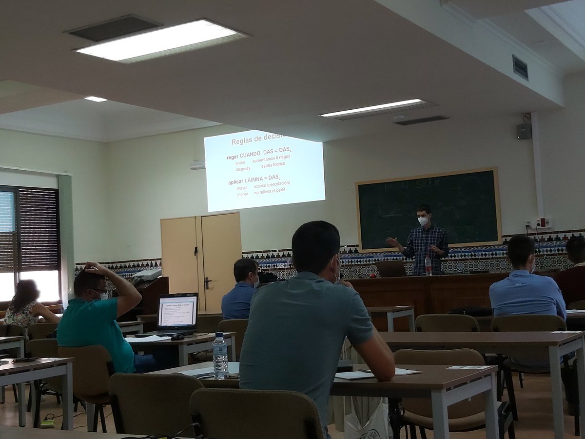 NatividadRuizB's tweet photo. Ejercicio práctico de #programacion  de #riego en la clase de Álvaro López de @AgronomiaUCO y todas las ventajas de los #sensores de #humedad de #suelo con Luis Bonet de @IviaRiegos. Seguimos!! @riegosostenible @IfapaJunta @AgriculturAnd https://t.co/z3ZRSSt6sc