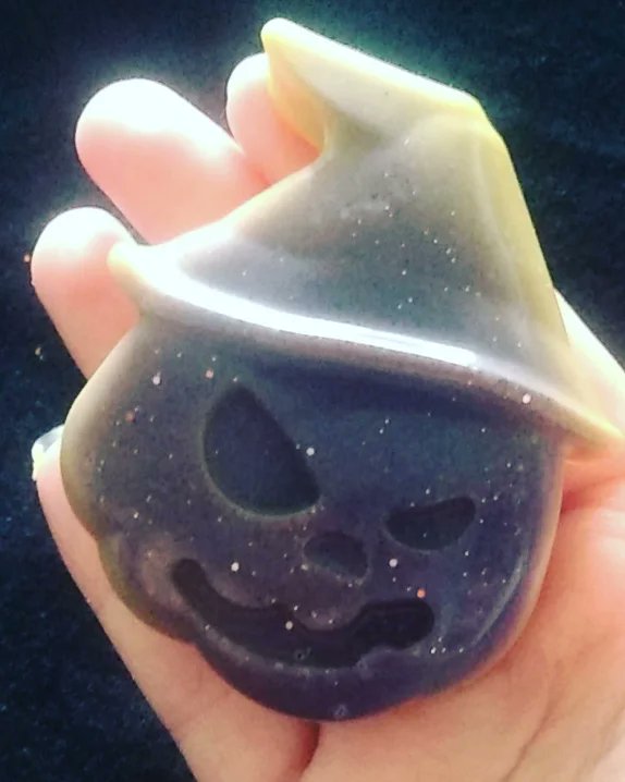 ScentsEuphoria's tweet photo. Testing out the Halloween moulds this afternoon! 
Pumpkins - jack-o'-lantern scent
Ghosts - warm apple pie 
Others - witches brew 
I'm super happy with how these came out and I've got to say the Halloween scents might be some of the most powerful scents I've ever done! https://t.co/Ap3PckhBkn