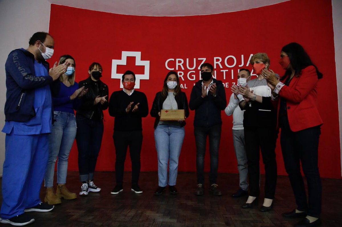 M_OrtegaSoler's tweet photo. El aporte y acompañamiento que realiza la Cruz Roja para la comunidad de Lomas es fundamental, por eso siempre @minsaurralde nos pide el trabajo en equipo entre la institución y el Municipio. 🙌
#LomasEnMarcha https://t.co/Tr3SoCTOJl