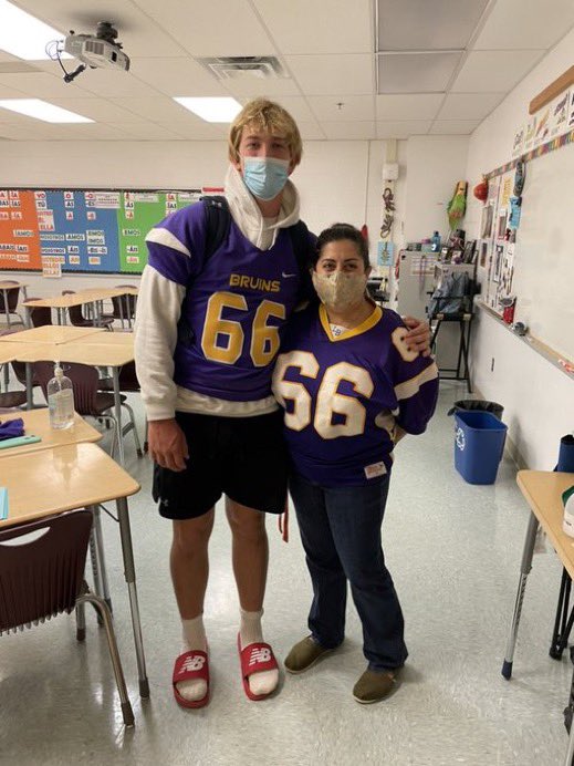 mdoc376's tweet photo. Teacher appreciation day @LakeBraddockFB @abram_smith66 @FCPSLBSS @LBAthLead @LBathletic https://t.co/6TFD9S3J6m