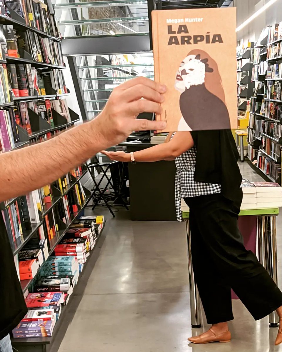 librerialuces's tweet photo. Nosotros ya tenemos nuestra arpía. ¿Acaso tú no quieres la tuya?
📚LA ARPÍA, de Megan Hunter
👉 https://t.co/ozl1WoWQ8N
Publicado por @VeguetaEd.
#LibreriaLuces #Malaga #SohoMalaga #LucesPropone #LaArpia #MeganHunter #VeguetaEdiciones #BookFace #BookFaceFriday #Caralibros https://t.co/KqqteOoDjm