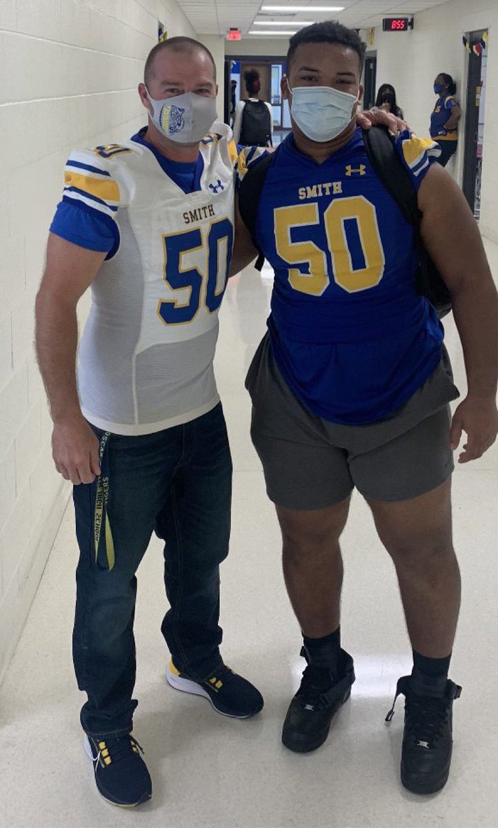 OscarSmithFB's tweet photo. “Got my Back, Get my Jersey”
A tribute to those who inspire us‼️ Thank you 🙏 Señora San Andres, Mr. Todd, Mr. Edwards, & Mrs. Snell 🔵🟡🐅 #riverweek https://t.co/MKUm5DBbOe