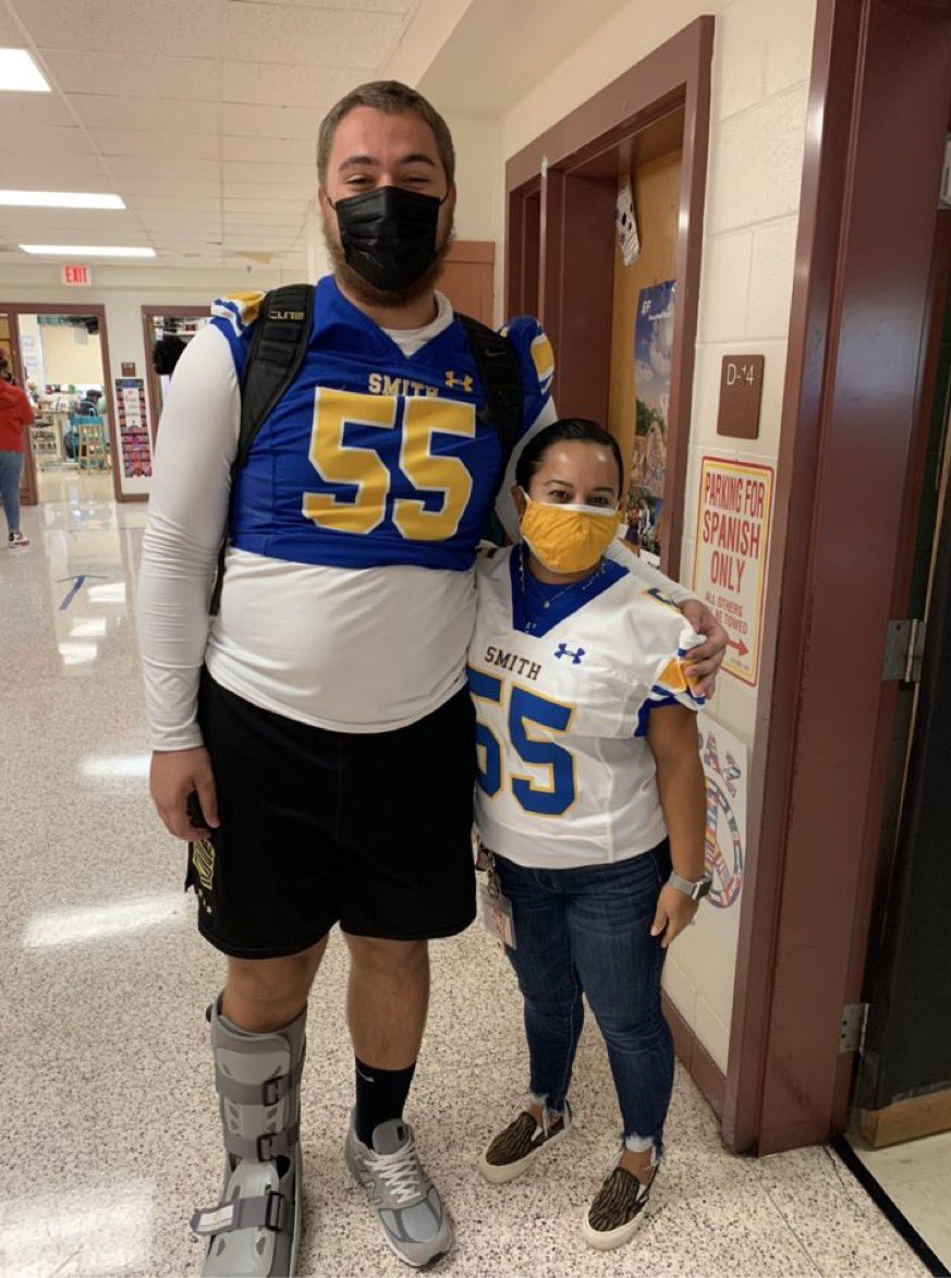 OscarSmithFB's tweet photo. “Got my Back, Get my Jersey”
A tribute to those who inspire us‼️ Thank you 🙏 Señora San Andres, Mr. Todd, Mr. Edwards, & Mrs. Snell 🔵🟡🐅 #riverweek https://t.co/MKUm5DBbOe