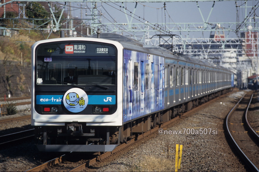 京浜東北線、209系のエコトレイン。当時としてはなかなかのラッピング