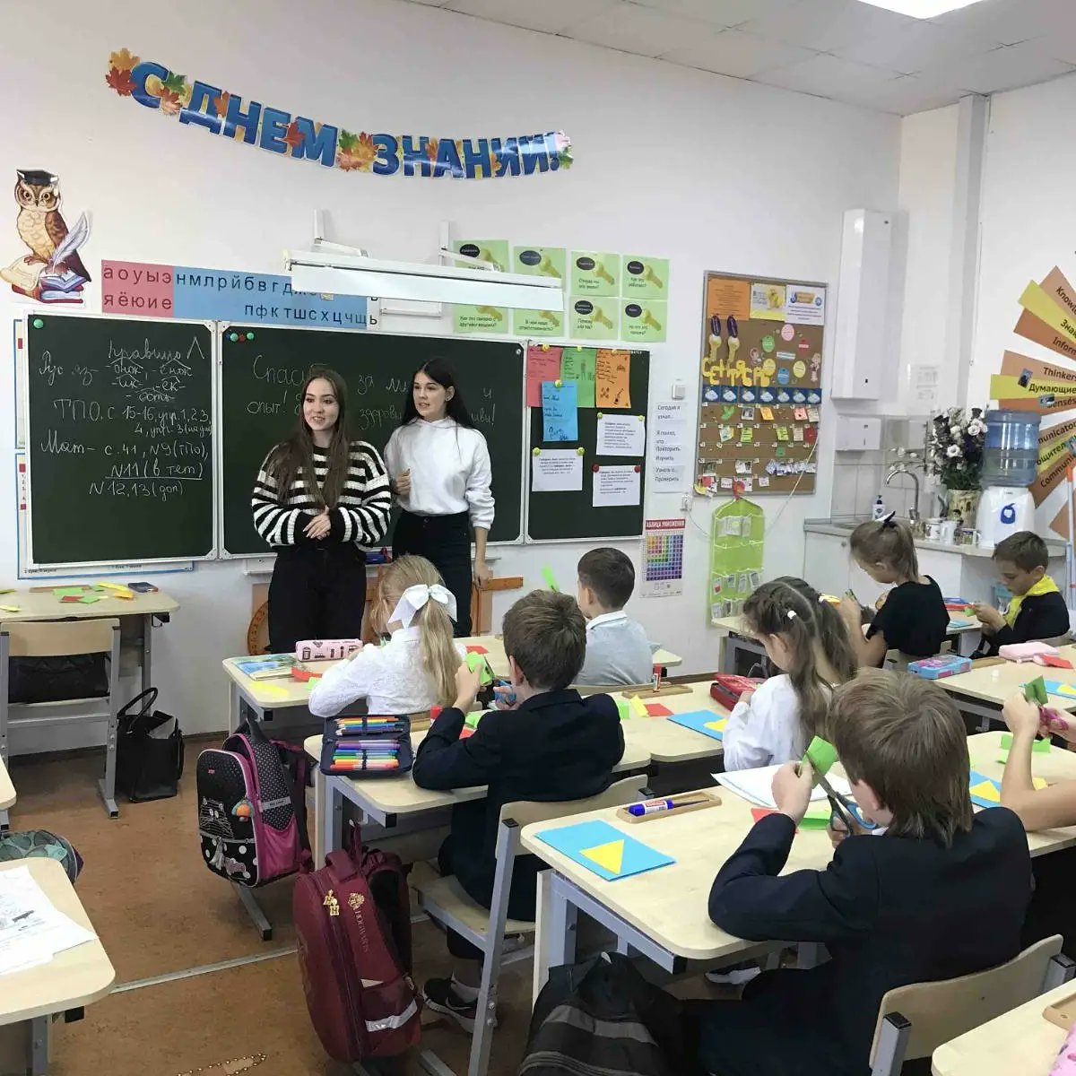 gym3sam_ru's tweet image. Волонтёры 10-А класса провели мероприятие в рамках городской волонтёрское акции ко Дню пожилого человека #Твори_добро ❤️✋
Изготовили поздравительные открытки с ребятами 3-Б .
Эти поздравления мы вручим одиноким пожилым людям.