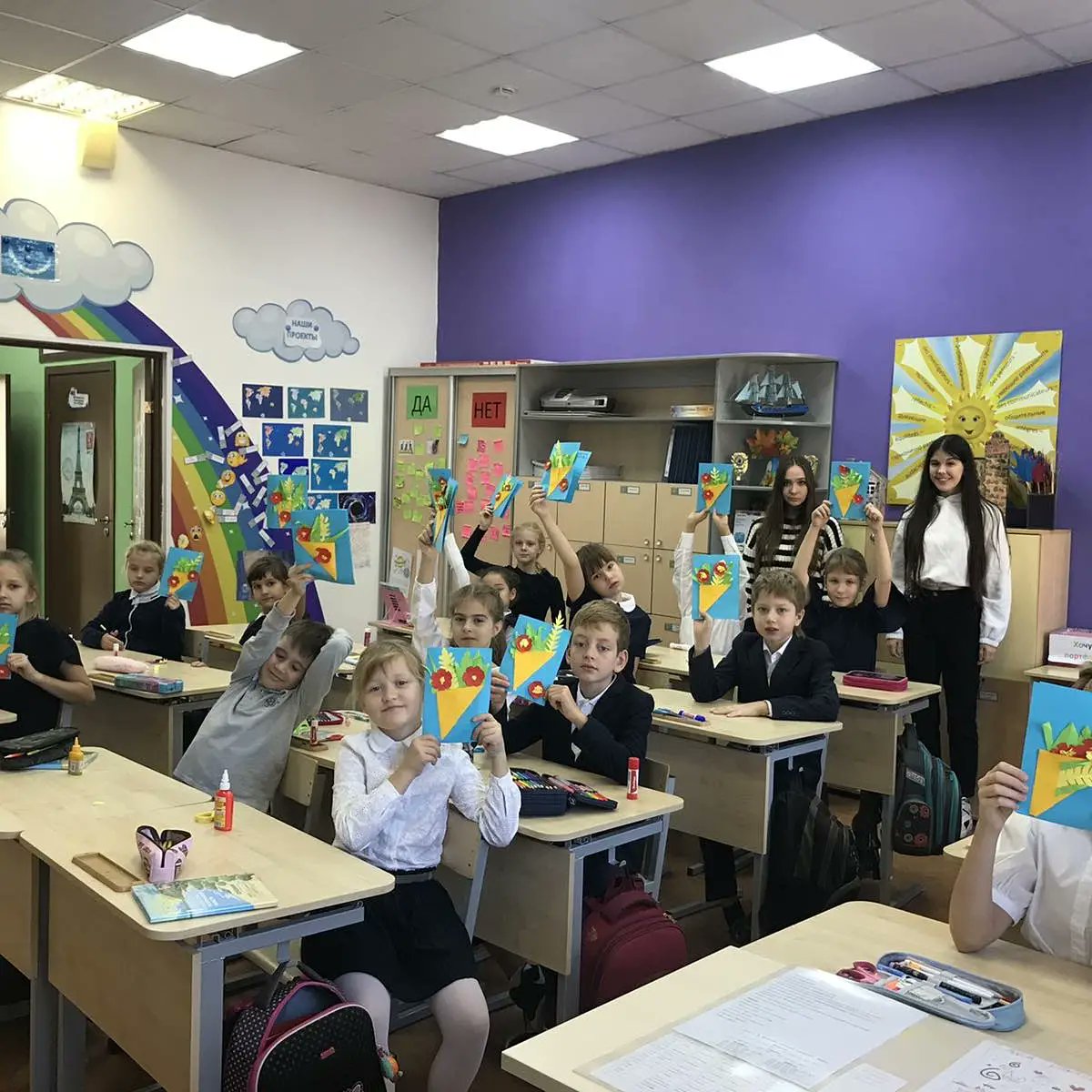 gym3sam_ru's tweet image. Волонтёры 10-А класса провели мероприятие в рамках городской волонтёрское акции ко Дню пожилого человека #Твори_добро ❤️✋
Изготовили поздравительные открытки с ребятами 3-Б .
Эти поздравления мы вручим одиноким пожилым людям.