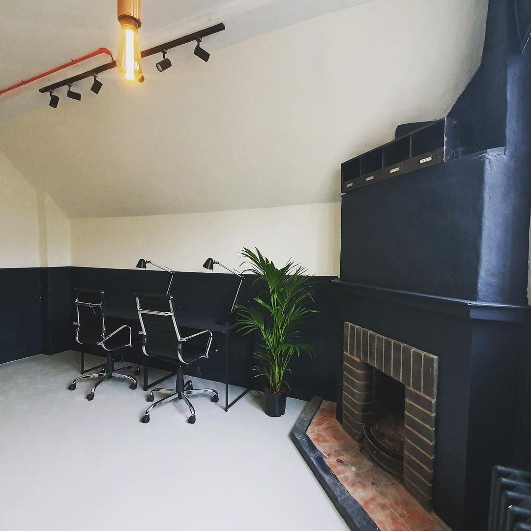 Here is a room where you can break free from being social and get into the flow. Our private office offers everything you need to focus on getting stuff done.

#privateoffices #saltycommune #coworking #saltycommune #hackney #coworkinglondon #coworkingspace #coworking
