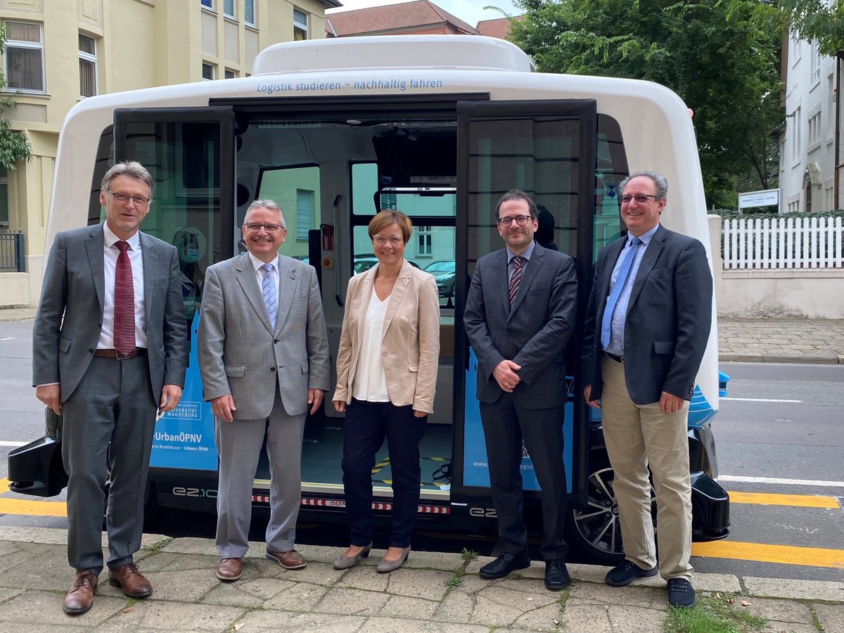 OVGUpresse's tweet photo. "Ohne Unterstützung von Land, Bund und EU ist Weiterentwicklung des automatisierten Fahrens im #ÖPNV nicht möglich", so Logistiker Hartmut Zadek von der @OVGUpresse nach Testbetrieb #autonomer #Shuttles in @Ottostadt und #Stolberg. https://t.co/YVCpG7uY75 https://t.co/TRIAkwgQrr