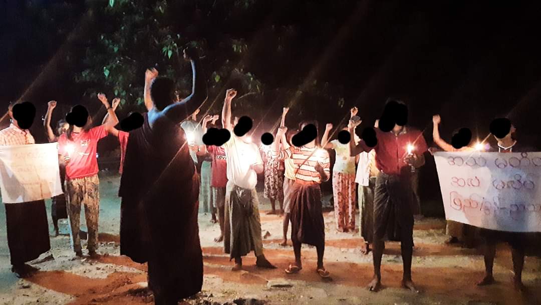 BrokenLittleFi1's tweet photo. Nightly protest of #PyiGyiTaGun residents from #Mandalay continues without giving up despite ongoing military security tights. 

#AcceptNUG_RejectMilitary 
#Oct1Coup
#WhatsHappeningInMyanmar https://t.co/ITroYP02L7