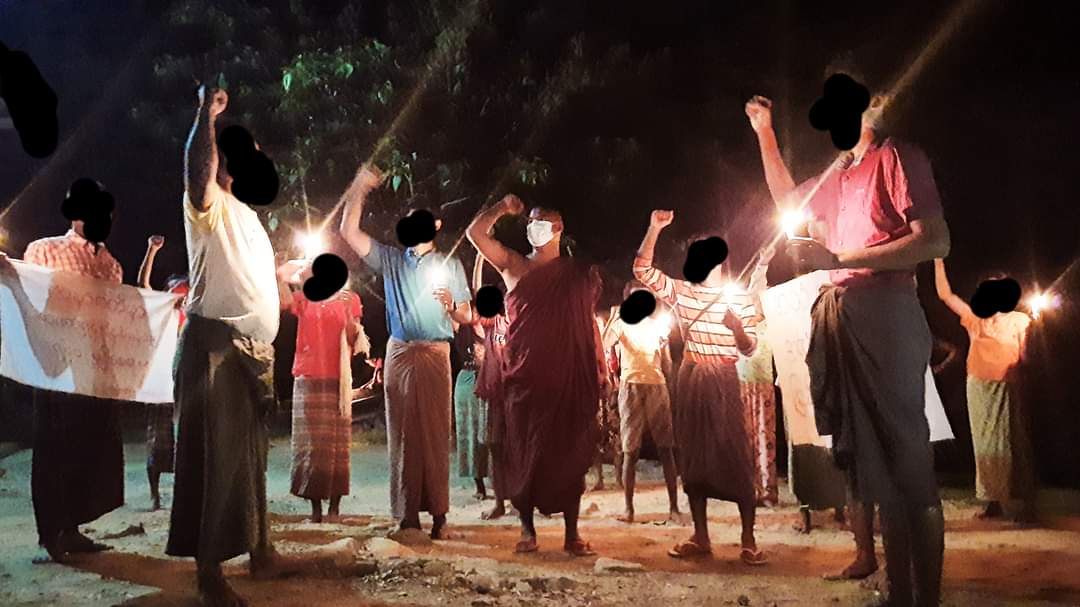 BrokenLittleFi1's tweet photo. Nightly protest of #PyiGyiTaGun residents from #Mandalay continues without giving up despite ongoing military security tights. 

#AcceptNUG_RejectMilitary 
#Oct1Coup
#WhatsHappeningInMyanmar https://t.co/ITroYP02L7