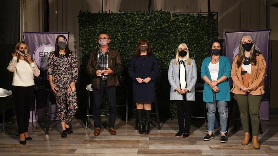 CAMEMujeres's tweet photo. Mujeres @redcame, representadas por @Camess8, junto al @GeneroSantaFe y la Agencia de Desarrollo de Santa Fe y la Región,  lanzamos el Sello “Empresa Propiedad de Mujeres”. Se trata de un mecanismo de identificación voluntaria para aquellas empresas que son propiedad de Mujeres. https://t.co/xwjNDpdGsL
