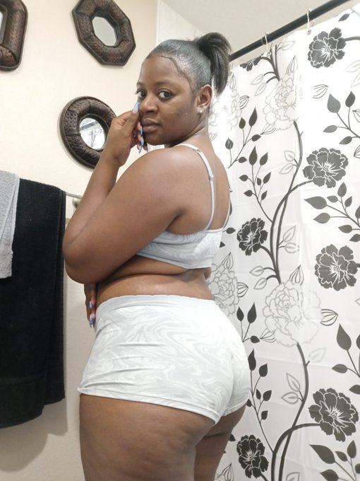 Who? Told u wat??? Hahaha nahh im still in this bitch never ghost long. Ima always come bck sooon as<a href="/tag/bounceback"class="tags"><span>#bounceback</span></a><a href="/tag/ebonysolo"class="tags"><span>#ebonysolo</span></a><a href="/tag/steppingonnecks"class="tags"><span>#steppingonnecks</span></a><a href="/tag/frecklefeetcomingsoon"class="tags"><span>#frecklefeetcomingsoon</span></a>