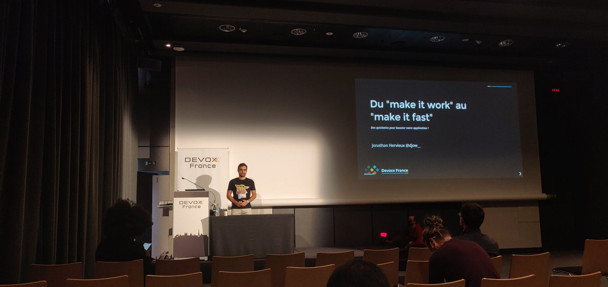 LoicOrtola's tweet photo. @djow__ qui présente les outils pour optimiser un front web @DevoxxFR , bravo ! CC @takimafr https://t.co/FyKI9vWDTF