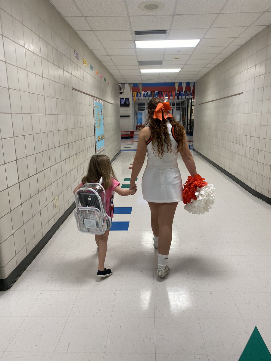 LaPorteHScheer's tweet photo. This morning we had a great time welcoming the sweet kiddos of @jennie_reid_el to school! 🧡🖤 @lpisd @LaPorteTXHS #LPHScheer #LPgreatthings #FunFriday https://t.co/aaSuTvdGxJ