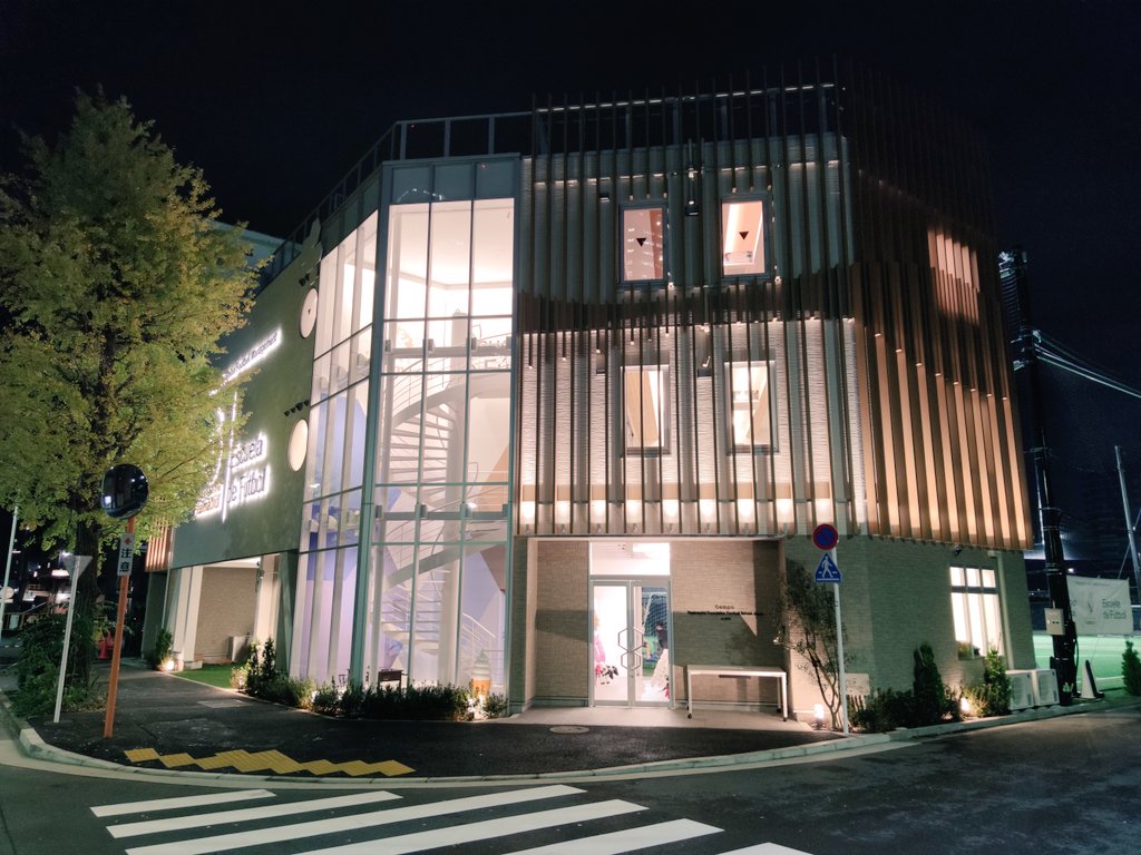 晴海地区情報 レアル マドリードの公式サッカー スクール東京晴海校 そのグラウンドに隣接するクラブハウスがオープンしました 牛乳ソフトクリーム 牛乳食パン屋さん などが入っています このお店はソフトクリーム 食パン 以外にプリン と