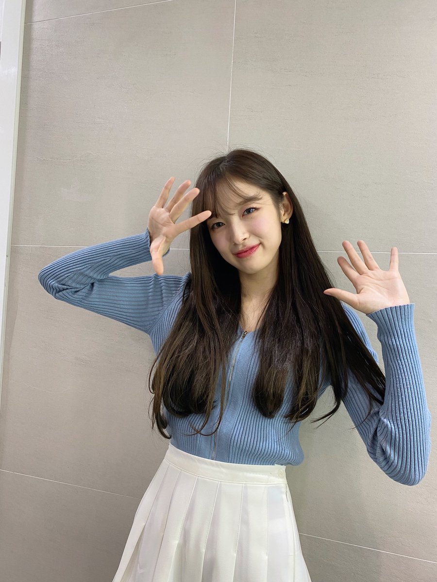 [🐰] 211001 [#OhTimes] MusicBank📸

#อาริน ผู้ที่มักจะมาปรากฏตัวเป็นอาค๊งเอ็มซีในทุกวันศุกร์💕
ถึงเวลาจะต้องบอกลาหลังจากรายการในวันนี้จบลง😭
#아린 ผู้ที่ตั้งใจทำงานอย่างหนักเสมอมา👏👏👏 

ได้โปรดจดจำช่วงเวลาที่แสนมีค่าที่ได้ใช้ไปด้วยกันกับผู้จัดการธนาคาร #ARIN คนนี้ไปนานๆนะ🥰