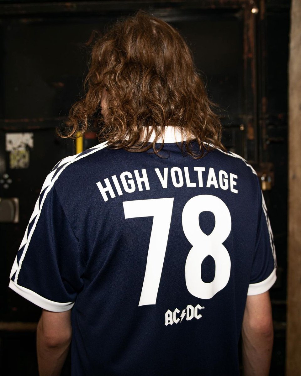 ⚡🏴 AC/DC x @umbro Nueva colección inspirada en el recital que ...