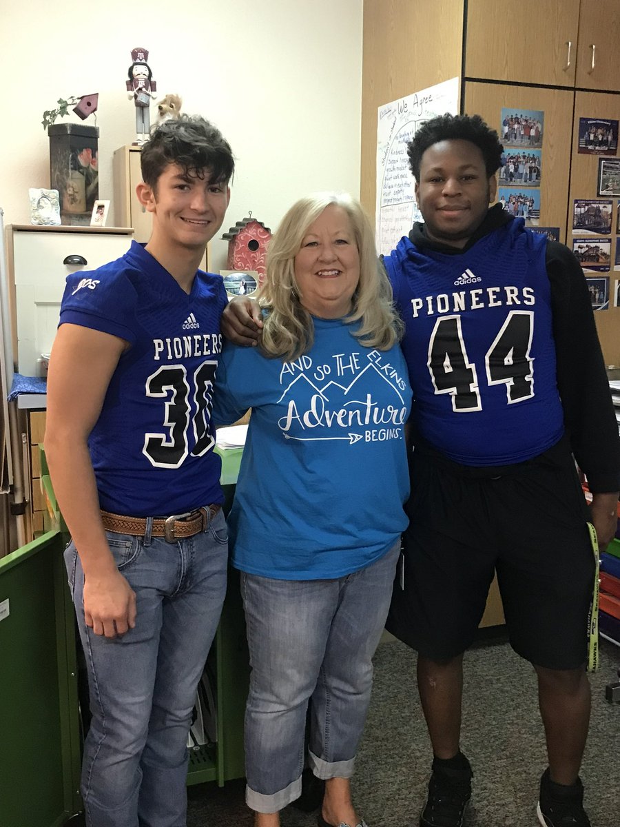 EESPRIDE's tweet image. Thank you @BosFootball for coming to Elkins this morning to welcome our students to school! #EMSproud #weareelks @emsisdathletics