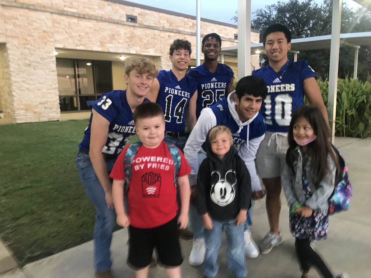 EESPRIDE's tweet image. Thank you @BosFootball for coming to Elkins this morning to welcome our students to school! #EMSproud #weareelks @emsisdathletics