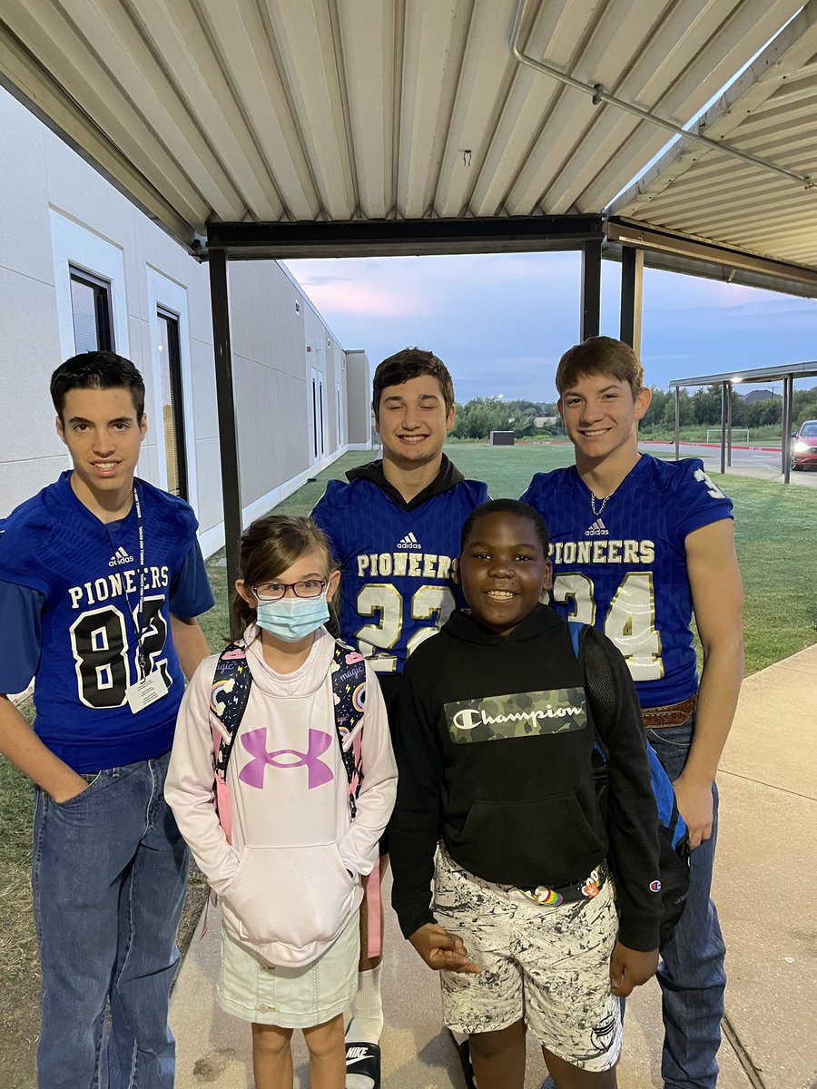 EESPRIDE's tweet image. Thank you @BosFootball for coming to Elkins this morning to welcome our students to school! #EMSproud #weareelks @emsisdathletics