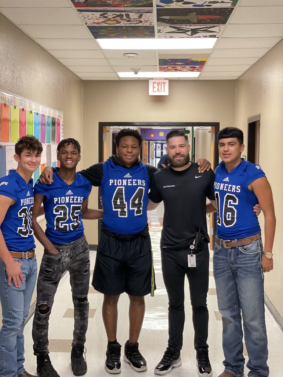 EESPRIDE's tweet image. Thank you @BosFootball for coming to Elkins this morning to welcome our students to school! #EMSproud #weareelks @emsisdathletics