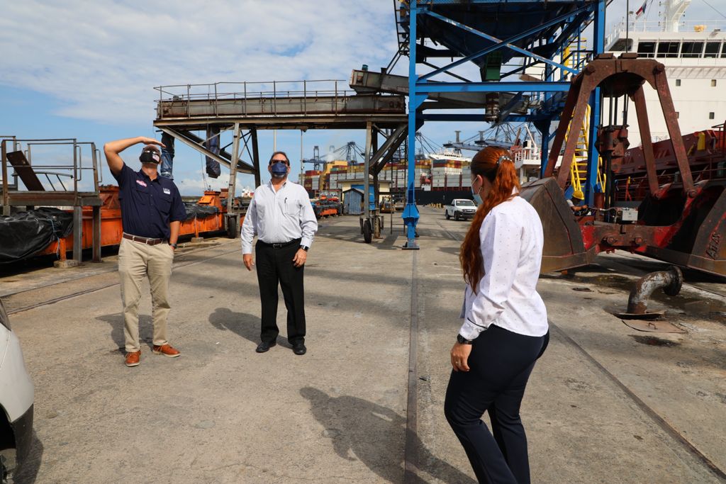 #USEmbassyontheRoad 🇵🇦🇺🇸 Visitamos la empresa panameña <a href="/DepsaPanama/">Depsa Panamá</a>. En la Terminal de Granos del Puerto San Cristóbal conocimos cómo llegan los granos de Estados Unidos. #EstamosUnidos