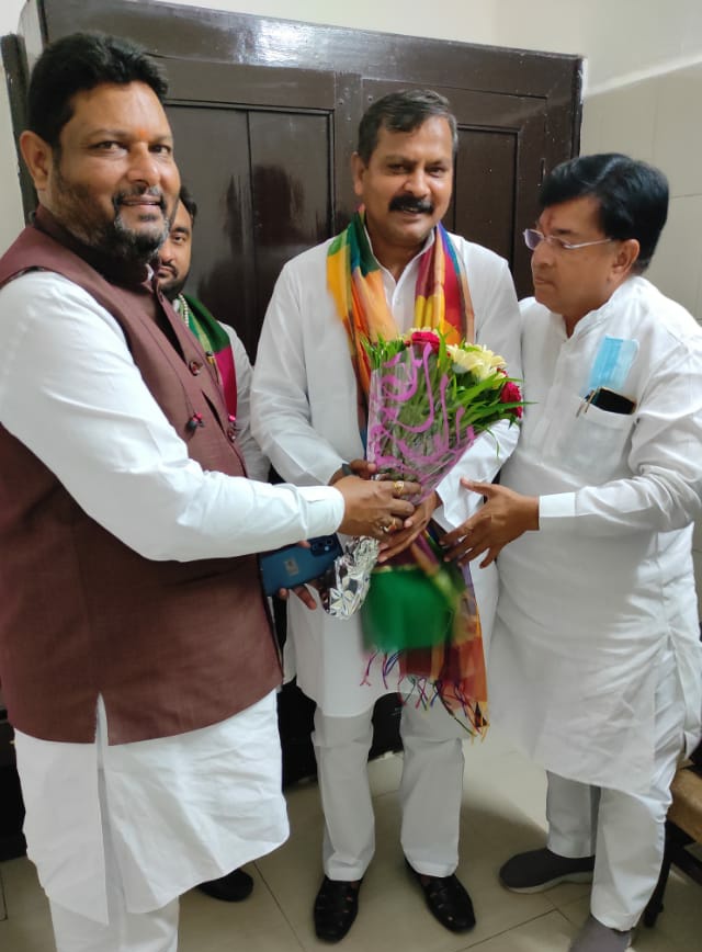 SurajKero's tweet photo. भारतीय जनता पार्टी के सांसद एवं मोर्चे के राष्ट्रीय महामंत्री एवं प्रभारी मध्य प्रदेश श्री भोला सिंह जी एवं सह प्रभारी श्री अनिल सूद का भोपाल नगर आगमन अवसर पर स्वागत अभिनंदन करते हुए।
#bjp4scmorcha
#bholasing
Dr. Bhola Singh
anilsood65 https://t.co/ZJWsDHMNUT