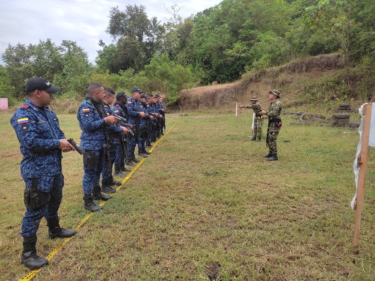 INPEC_Colombia's tweet photo. Gracias al apoyo del Gaula Militar Oriente del @COL_EJERCITO, se llevó a cabo entrenamiento táctico en ejercicios de tiro (polígono) de los funcionarios del Cuerpo de Custodia y Vigilancia del Establecimiento Carcelario de Puerto Triunfo. https://t.co/bR4jouBfRz
