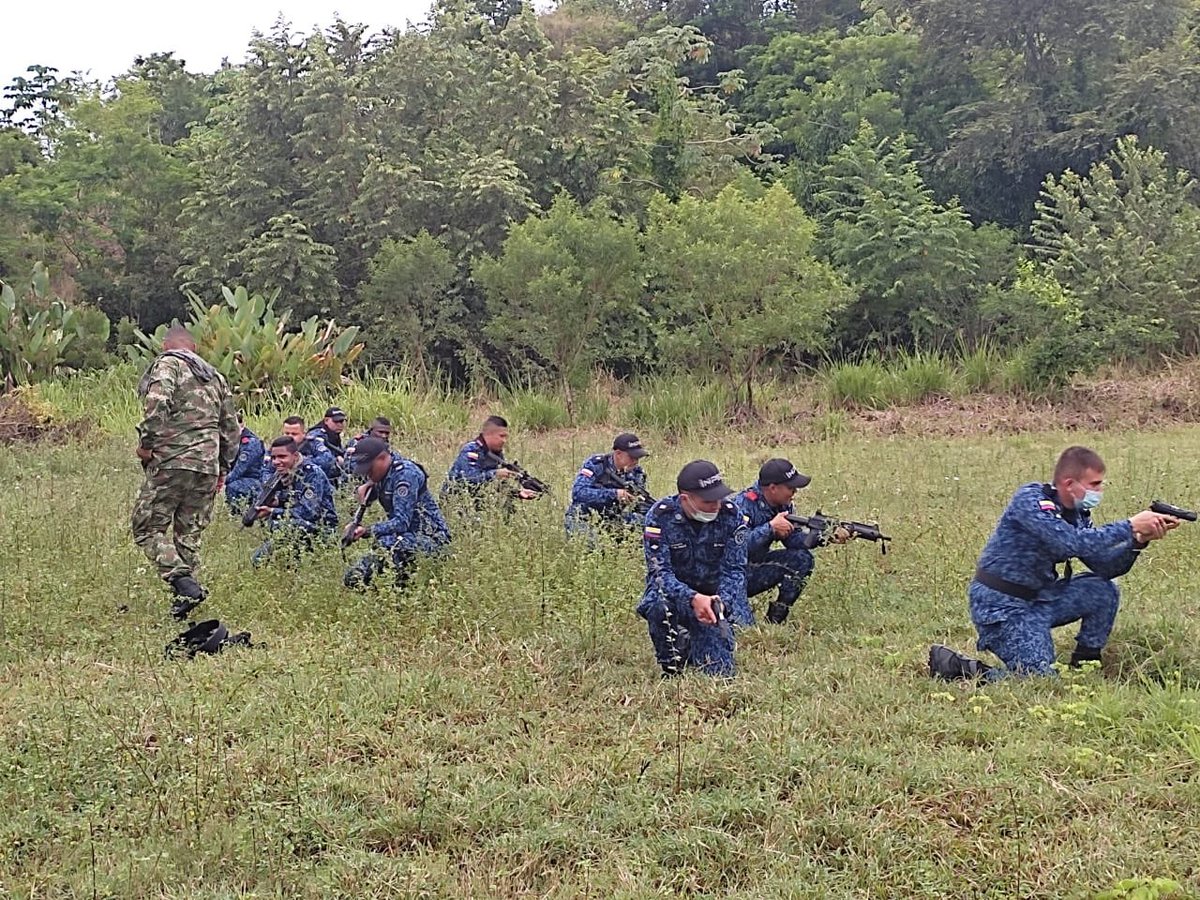 INPEC_Colombia's tweet photo. Gracias al apoyo del Gaula Militar Oriente del @COL_EJERCITO, se llevó a cabo entrenamiento táctico en ejercicios de tiro (polígono) de los funcionarios del Cuerpo de Custodia y Vigilancia del Establecimiento Carcelario de Puerto Triunfo. https://t.co/bR4jouBfRz