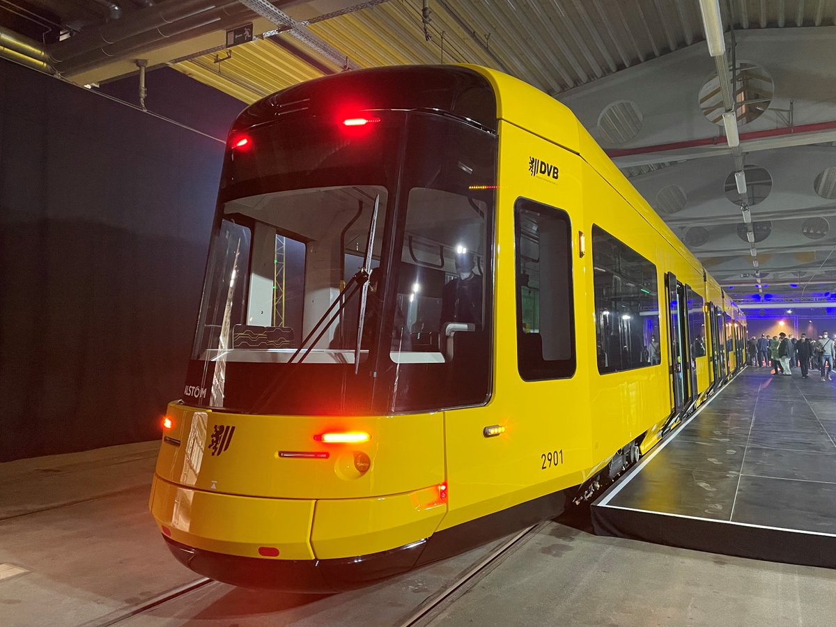 AlstomDACH's tweet photo. Unter dem Motto „Unsere Neue für Dresden“ haben die @DVBAG und @Alstom heute gemeinsam die erste neue #Flexity Stadtbahn vorgestellt. Sie ist geräumiger, leichter und energiesparender. Dank #FlexCare sind Wartung und Instandhaltung langfristig gesichert. https://t.co/PaKh7O3Jxf https://t.co/SKHUvcP0R7
